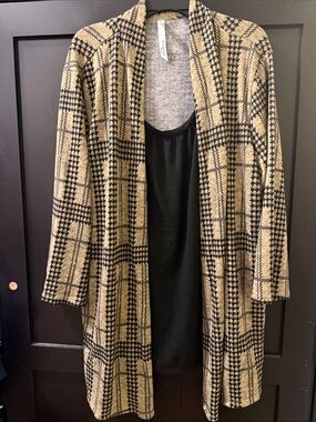 NY Collection Tan and Black Houndstooth cardigan